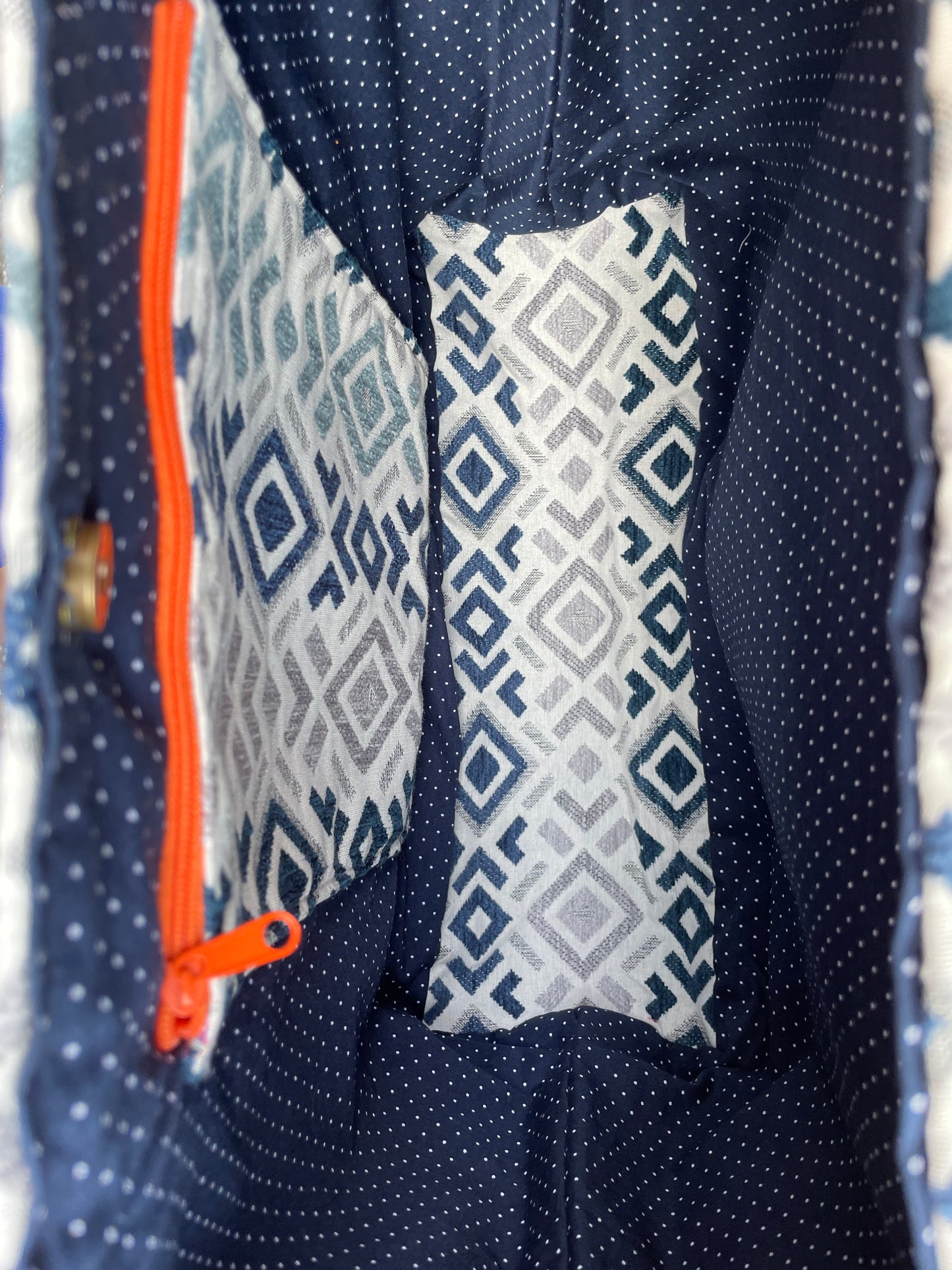 Tas blauw-wit met drukknoop