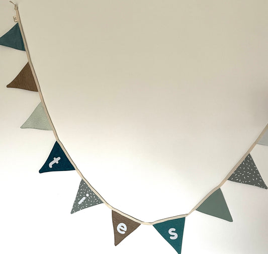 Handgemaakte vlaggenlijnen in verschillende kleuren verkrijgbaar. Blanco of met naam